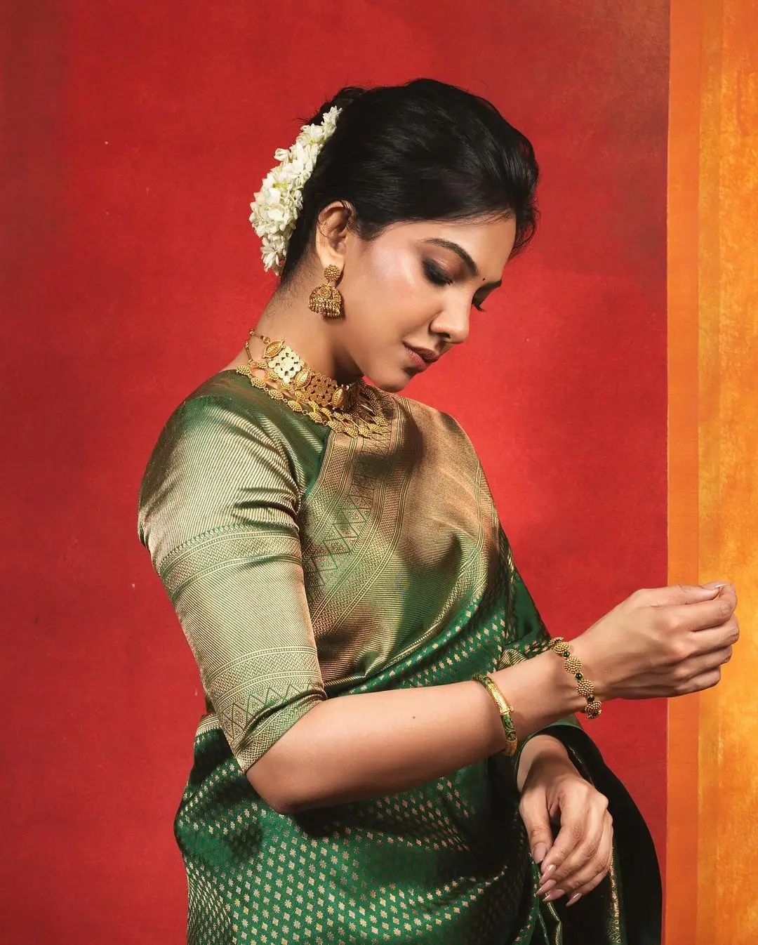 Madonna Sebastian Wearing Green Pattu Saree Blouse